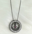 Zwarte metalen ketting met ronde zirkoon hanger en een meisje in een roze jurk - ZwartGoud-Meisje