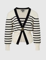 Detail der gestreiften Strickjacke mit V-Ausschnitt und eleganten goldenen Schnallen - S / Gestreift
