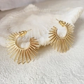 Orecchini a girasole in oro e argento 925 presentati su decoro in corallo bianco - 24K / Perno Dritto Oro (A0918C)