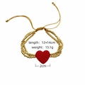 Vista detallada de la pulsera corazón rojo con cuentas de cobre dorado y medidas - Pulsera con colgante de corazón / Rojo