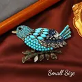Spilla piccola a gazza con cristalli blu e strass su sfondo di seta elegante - Piccolo / Turchese