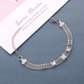 Detail eines silbernen Schmetterlingsarmbands mit K18-Prägung auf blauem Grund - Silber - Schmetterling Uhrenstil Armband