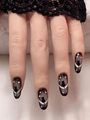 Detailopname van lange amandelvormige nagels met zwarte kat-silhouetten en maan-motieven - Zwart Grijs Gradiënt Kat Maan Stijl (AW31)
