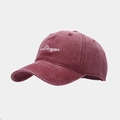 Dettaglio del cappellino da baseball in cotone bordeaux con ricamo Dragon bianco sul davanti - Regolabile / Borgogna