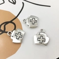Tres colgantes de sombrero de enfermera en plata con cruz grabada para joyería DIY - Gorro de Enfermera Pequeño (11x12mm)