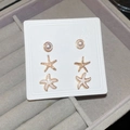 Dettaglio del set di 6 orecchini a lobo con stelle marine e perle su cartoncino display - Set da 6 Pezzi / Oro