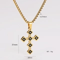 Dettaglio pendente a croce placcato oro 18k con motivo a scacchi e cristalli - Stile Croce Dorata Semplice (款式2)