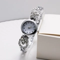Dettaglio dell'orologio al quarzo argento con cinturino floreale in strass e quadrante - Stile Fiore Argento