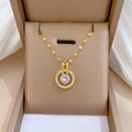 Elegante collana in titanio dorato con pendente anello in zircone in una scatola regalo - Stile Tondo Micro-Intarsiato a Doppio Strato (XL2606-421)