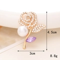 Eleganter 4,5 cm Rosen-Brosche mit weißen Strasssteinen, einer Perle und lila Blattakzent - D641 Marquee Rose Lila
