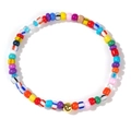 Pulsera artesanal de cuentas de colores vibrantes con una bola de metal dorada pulida - Bola de Oro Colorida Vibrante