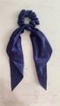 Elegante elastico in raso blu scuro con nastri lunghi su sfondo in legno bianco - Blu Navy Satinato Lucido