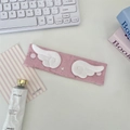 Dettaglio macro di un organizer per cavi in tessuto rosa con ali di peluche - Stella Brillante Rosa