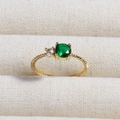 Macro shot of 18K gold rope ring featuring round green emerald and clear side stones - Twisted Rope Texture Round Green Stone (款式16)