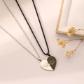Minimalistische Herz-Paar-Halsketten aus Edelstahl mit eingraviertem Händchenhalten-Motiv - Geste Schwarz und Silber