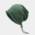 Detalle de gorro de punto verde oscuro con borde enrollado y cordón de ajuste lateral - M (56-58cm) / Verde