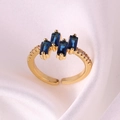 Verstellbarer vergoldeter Ring mit rechteckigen blauen Zirkonia auf Seidenhintergrund - Einstellbar Offen / Blauer Strass