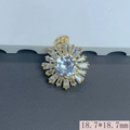 Dettaglio pendente girasole con zirconi a baguette in oro, vista ravvicinata, 18,7 mm - Bianco
