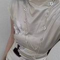 Gros plan d'un collier argenté multicouche orné de pendentifs en forme d'étoiles - 11# Collier-Argent-Étoile