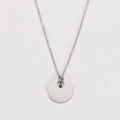 Primer plano de un colgante de acero inoxidable plateado con pequeño diamante y cadena - Color Acero
