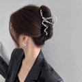 Pinza per capelli a serpente argento Y2K e orecchini geometrici indossati su modella in pelle - Forma di Serpente Argento (FJ3564)