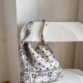 Detail der Baumwoll-Leinen-Schultertasche mit schwarzem Paisley- und Ethno-Stickmuster - Weiß mit Schwarz Geometrisch Paisley (Großes Gitter Geometrisch Floral)