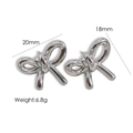 Dettaglio orecchini a fiocco argento con dimensioni 20mm x 18mm e peso di 6,8g - Piccolo fiocco argento