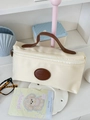 Tragbare beige Nylon-Kosmetiktasche mit braunem Ledergriff und rundem Logo-Patch - Gebrochenes Weiß