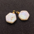 Par de perlas barrocas irregulares con aros dorados sobre fondo gris con textura - Hexágono 13x16mm