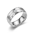 Gros plan d'une bague pour homme en acier titane avec zircon central et bords crantés - US 6 / Argent