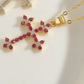 Dettaglio del ciondolo a croce placcato oro con zirconi rossi e bianchi scintillanti - Zirconia Rosso Rosa