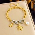 Dettaglio di ciondoli a stella marina e perla su un bracciale in acciaio inossidabile - Stile Perla di Stella Marina (B1659)