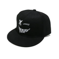 Dettaglio del viso mostruoso ricamato in bianco su un cappello hip hop nero a tesa piatta - Smiley Graffiti Bocca Cucita Nero