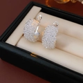 Dettaglio degli orecchini in argento con perline di cristallo ghiaccio e scatola regalo - Perno in Argento - Cerchi Bianchi