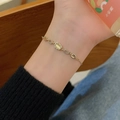 Elegante bracciale dorato con pietra occhio di gatto ovale e accenti floreali in zircone - Oro (Occhio di Gatto Giallo)