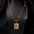 Detalle del colgante Thangka tibetano con arte folclórico mostrado en un maniquí negro elegante - Diosa Zaki Lhamo-Base Gris