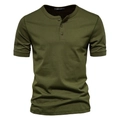 Nahaufnahme des olivgrünen Henley-Shirts mit Größenschild und Strickbaumwoll-Textur - 3XL / Grün