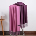 Sciarpa in cashmere sfumata dal rosa al viola scuro con frange su un supporto moderno - N. 7 Rosso Gomma