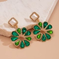 Dettaglio degli orecchini d'oro vintage con pietre verdi e perle sintetiche quadrate - Verde