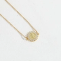 Collier doré Saint-Benoît avec pendentif tournesol en zircon sur cuir blanc élégant - Or Fleur de Soleil Médaille de St Benoît