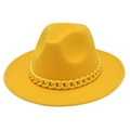 Dettaglio del cappello fedora giallo con catena decorativa in acrilico sulla corona - M (56-58cm) / Giallo