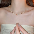 Primer plano de collar de cuentas coloridas con perlas blancas y toques dorados en modelo - 24# Collar-Colorido-Perlas de Arroz
