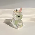 Dettaglio macro del ciondolo a unicorno iridescente con finitura aurora e anello in metallo - Bianco Iridescente