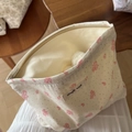 Blumiges Baumwoll-Kosmetiketui mit Gold-Reißverschluss und Stoffetikett in Draufsicht - Beige Basis Grau Punkt Rosa Floral