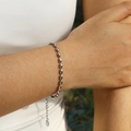 Nahaufnahme eines polierten Silberarmbands mit ovalen Perlen und verstellbarer Kette - 3mm / Stahlfarbe