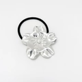 Makroaufnahme von Silberne Blumen Kopfschmuck mit hochelastischem schwarzen Haargummi - Sandsilber