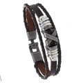 Detail eines braunen Lederarmbands mit silbernem X-Metallanhänger und Verschluss - Dunkelbraun