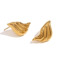 Pendientes dorados con forma de hoja, diseño de llama líquida y acabado metálico brillante - Dorado