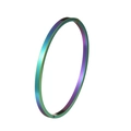 Dettaglio macro di bracciale in acciaio inossidabile arcobaleno con finitura lucida - 4mm / Colorato