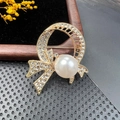 Broche nœud élégante en or avec cristaux étincelants et grande perle fantaisie centrale - BZ079 Nœud de Perles
